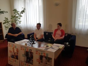 Predstavnik Združenja izvajalcev zaposlitvene rehabilitacije Karl Destovnik in sodelavec našega društva Miha Kosi pred mikrofoni dajeta izjavo za medije ob začetku delavnic