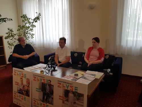 Predstavnik Združenja izvajalcev zaposlitvene rehabilitacije Karl Destovnik in sodelavec našega društva Miha Kosi pred mikrofoni dajeta izjavo za medije ob začetku delavnic