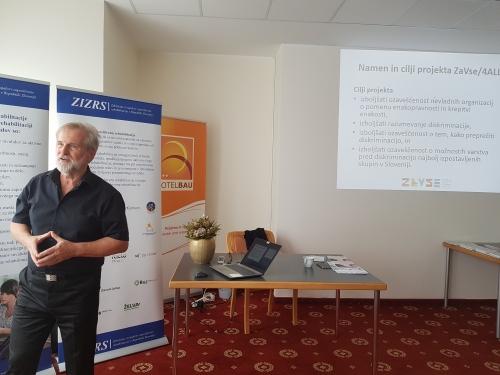 Udeleženci so na začetku poslušali predstavitev projekta ZaVse in kaj je njegov namen