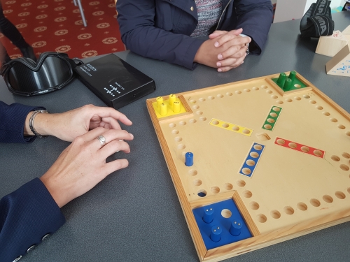 Udeleženka igra Človek ne jezi se prilagojen za slepe in tipa kocko