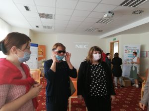 Tri udeleženke spoznavajo okvare vida skozi različna simulacijska očala