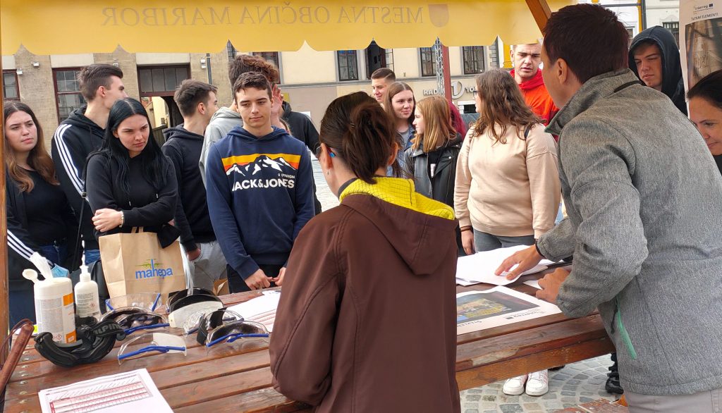 Dijake z različnih srednjih šol smo na Glavnem trgu v Mariboru seznanjali s težavami vida