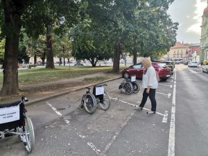 Invalidski vozički z napisi stojijo na parkiriščih