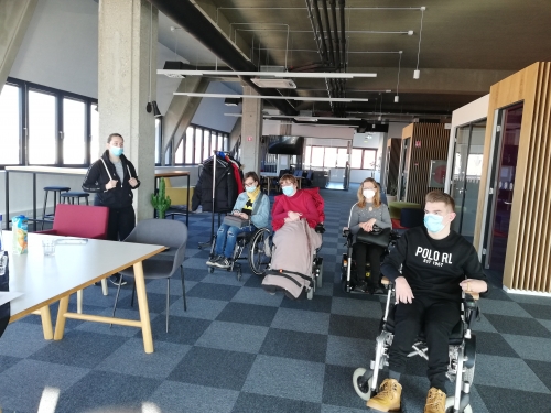 Člani poslušajo predstavitev sobe pobega