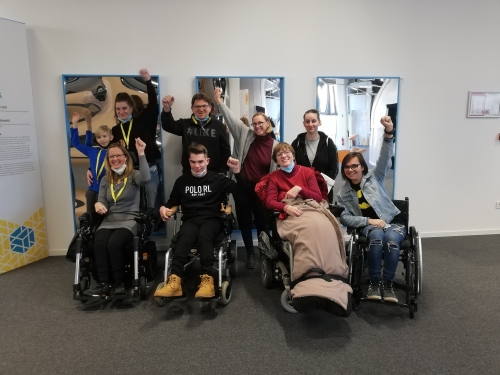 Skupinsko zadovoljstvo ob rešitvi naloge in pobegu iz sobe