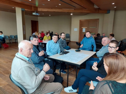 Sekretar razpravlja v skupini