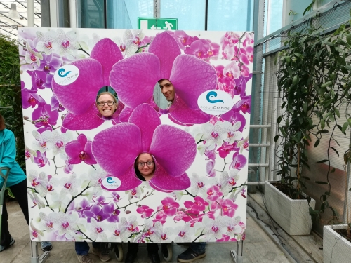 Udeleženci se spremenijo v orhideje s posebno predlogo za slikanje