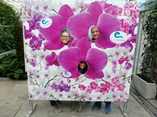 Še nekaj udeležencev se spremeni v orhideje s posebno predlogo za slikanje