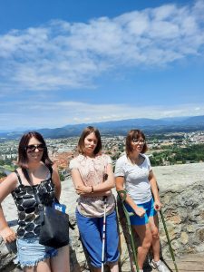 Tri udeleženke pozirajo na celjskem gradu
