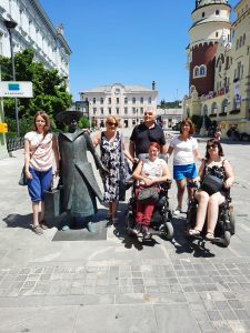 Skupinska pri kipu Alme Karlin