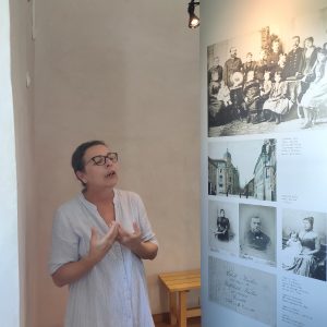 Uslužbenka muzeja je zelo zanimivo predstavila Almo Karlin