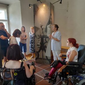 Ogledali smo si številne predmete, ki jih je Alma prinesla s svojih potovanj