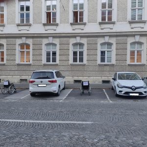 Zasedli smo več parkirnih mest pred občino, da bi opozorili na nepravilno parkiranje na parkirnih mestih za invalide