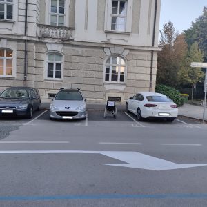 Eden od invalidskih vozičkov, ki z napisom opozoarja voznike na težave s parkiranjem