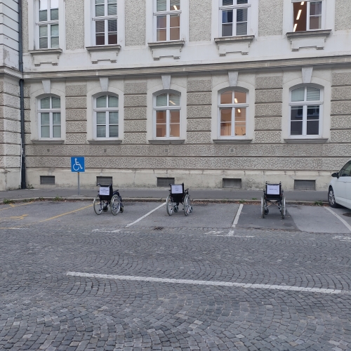 Invalidski vozički na treh parkirnih mestih pred stavbo občine