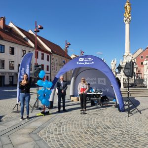 Liljana Zorko pred mikrofonom na Glavnem trgu