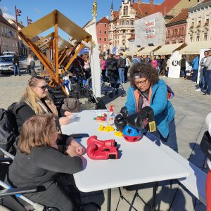 Obiskovalka se prezikuša v nalogi na stojnici našega društva