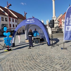 Voditeljica na Glavnem trgu vodi k predstavitvi društev, ki so prisotna