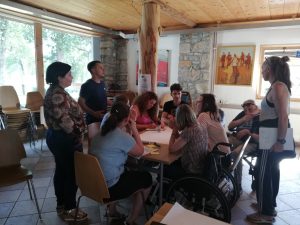 Udeleženci med izvajanjem naloge med seminarjem v Sloveniji