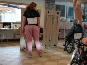 Udeleženci imajo na hrbtih napisano Tukaj sem, viden sem