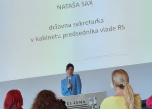 Državna sekretarka Vlade RS na govorniškem odru