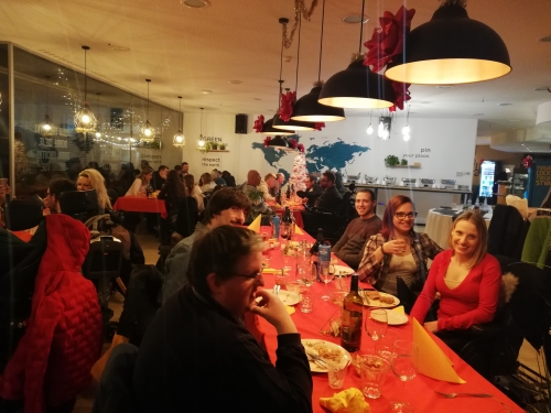 Mariborski člani se smejijo in klepetajo ob obloženi mizi
