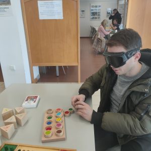 Ueleženec s temnimi očali igra tipni spomin