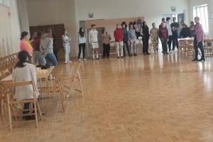 Direktorica dijaškega doma pozdavlja vse prisotne ob začetku delavnic