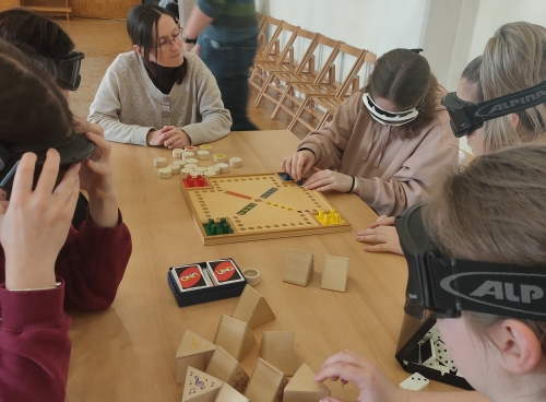 Dijaki igrajo različne družabne igre prilagojene za slepe in slabovidne