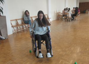 Dijakinja se prezikuša v vožnji z invalidskim vozičkom