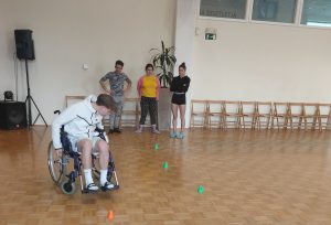 Dijak se preizkuša v vožnji z invalidskim vozičkom