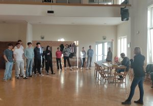 Sodelavka DŠIS Alenka dijakom predstavlja delavnice