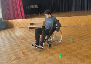 Dijak se med stožci vozi z invalidskim vozičkom