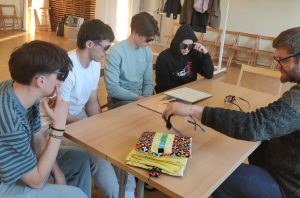 Dijaki spoznavajo okvare vide s simulacijskimi očali