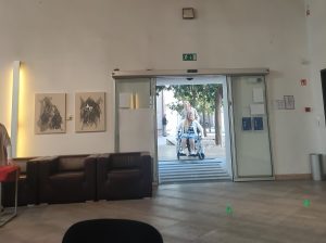 Udeleženko sodelavka društva pelje po strmi klančini univerze