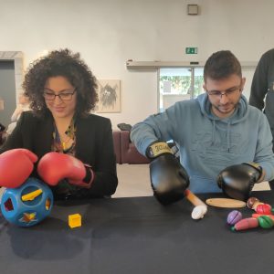 Spoznavanje težav z motoriko rok z vstavljanjem likov in rezanjem zelenjave