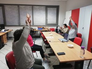 V okviru qigong vadbe udeleženci stegujejo roke ravno navzgor