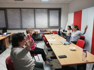 Udeleženci stegujejo roke stran od telesa