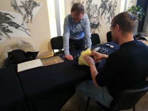 Udeleženec spoznava slepoto s tipanjem tipne knjige