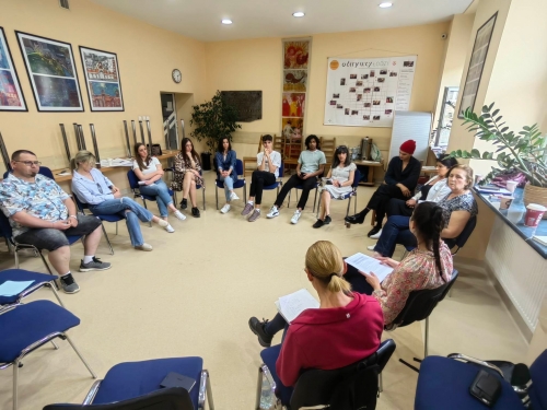 Udeleženci v sede krogu razpravljajo o duševnem zdravju mladih