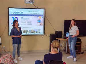Udeleženki seminarja predstavljata svojo organizacijo