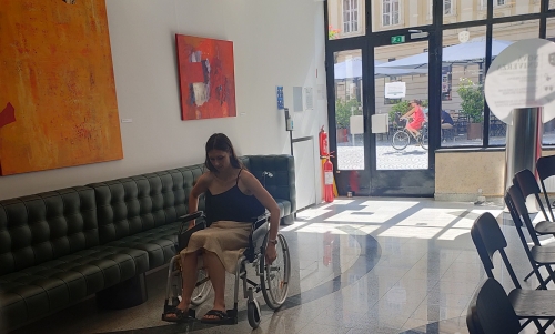 Udeleženka se vozi z invalidskim vozičkom