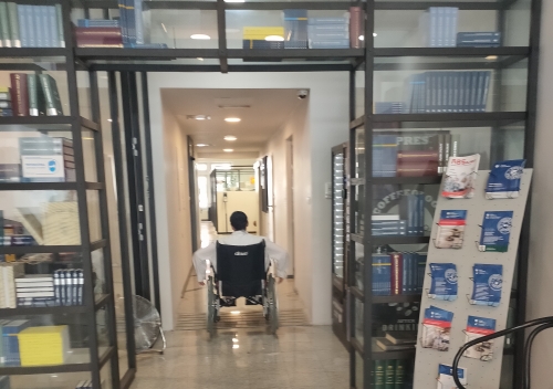 Udeleženka na klančini z invalidskim vozičkom