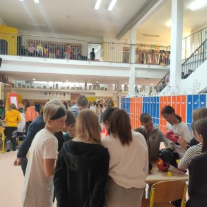 Avla šole polna otrok, ki izvajajo različne aktivnosti