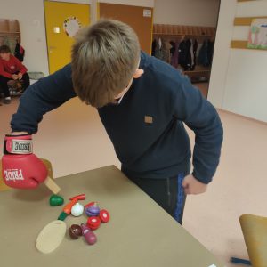 Spoznavanje težav z motoriko z boksarskimi rokavicami