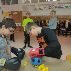 Prikaz težav z motoriko rok preko različnih praktičnih nalog