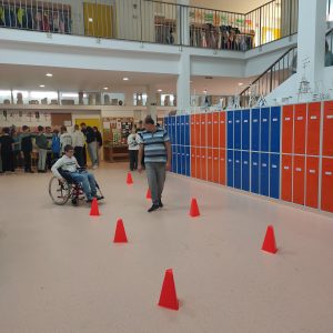 Slalom med stožci z invalidskim vozičkom