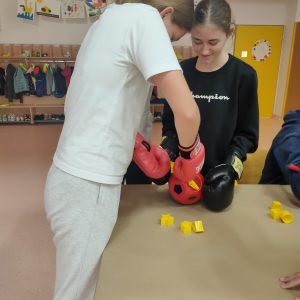 Spoznavanje težav z motoriko rok z vstavljanjem likov v primerne odprtine