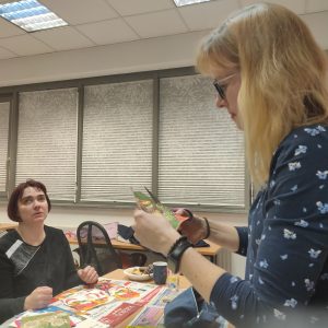 Petra izrezuje motiv iz serviete