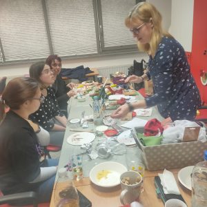 Udeleženci se seznanjajo s servietno tehniko